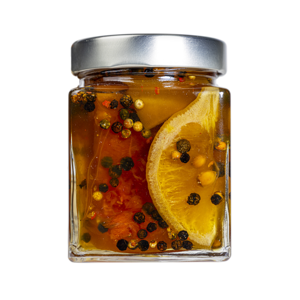 La Mostarda di Pompelmo, Limone e Pepe Rosa rappresenta un connubio elegante tra vivacità agrumata e raffinatezza speziataNasce dall’incontro tra la freschezza del limone, l’amaro gentile del pompelmo e la leggera piccantezza del pepe rosa, che regala equilibrio e complessità al palato. La componente agrumata offre note intense, profumate e luminose, mentre il pepe rosa, con il suo aroma morbido e floreale, aggiunge una sfumatura aromatica sorprendente che esalta e armonizza tutti gli ingredienti. Dal gusto vivace e raffinato, questa mostarda è perfetta in abbinamento a formaggi stagionati, arrosti di maiale o pollo, bolliti e salumi saporiti.Ideale anche per dare un tocco gourmet a piatti estivi, antipasti raffinati e ricette creative, esprime una personalità moderna e brillante, capace di conquistare con la sua eleganza e freschezza persistente. Grado di piccantezza generale: 9. Per le mostarde di frutta di Fredo vengono utilizzate solo le migliori materie prime di origine italiana. Fredo vanta una lunga storia di produzione artigianale di mostarda e frutta candita, iniziata nel lontano 1890 a Brissago (Canton Ticino). Prodotta in esclusiva per EnoArt Enoteca da Fredo SA nel laboratorio di Cadenazzo (Svizzera). Prodotto artigianale, lavorato e confezionato a mano. Formato: Vasetto 400g