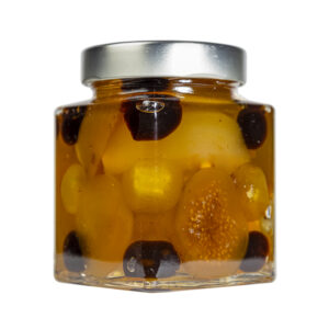 La Mostarda Classica è tradizionalmente composta da più tipi di frutta candita, tra cui albicocche, cedro, clementine, fichi, melone, ciliegie rosse e bianche e pere. Ogni frutto ha una diversa consistenza e grado di piccantezza. Si adatta particolarmente all'abbinamento con i formaggi stagionati o carni, ma è ottima anche gustata da sola o per esaltare alcune preparazioni culinarie.Grado di piccantezza generale: 9. Per le mostarde di frutta di Fredo vengono utilizzate solo le migliori materie prime di origine italiana. Fredo vanta una lunga storia di produzione artigianale di mostarda e frutta candita, iniziata nel lontano 1890 a Brissago (Canton Ticino). Prodotta in esclusiva per EnoArt Enoteca da Fredo SA nel laboratorio di Cadenazzo (Svizzera). Prodotto artigianale, lavorato e confezionato a mano. Formato: Vasetto 400g