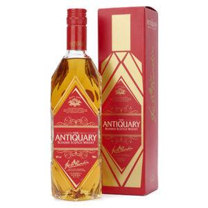 The Antiquary Blended Scotch Whisky è uno dei marchi più iconici della tradizione scozzese, apprezzato per il suo carattere classico, equilibrato e raffinato.Ispirato al romanzo di Sir Walter Scott, unisce storia, artigianalità e gusto in una composizione che incarna l’essenza del vero whisky scozzese. La bottiglia sfaccettata, simbolo di eleganza e distinzione, riflette perfettamente l’armonia del suo contenuto. Frutto di una selezionata miscela di malti delle Highlands e dello Speyside, uniti a pregiati whisky di grano, offre una struttura morbida e rotonda. L’invecchiamento in botti di rovere gli dona note fruttate e speziate, con un leggero accenno di fumo che ne arricchisce il finale. Appartenente alla Tomatin Distillery Company, sinonimo di qualità e tradizione, The Antiquary è la scelta perfetta sia per chi si avvicina al mondo del whisky, sia per gli amanti dei blend scozzesi eleganti e bilanciati.