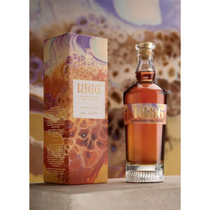 Osborne 1866 Brandy Solera Gran Reserva rappresenta l’eccellenza dell’arte distillatoria spagnola, un capolavoro nato da oltre 150 anni di tradizione e dal leggendario sistema “criaderas y solera” composto da 16 livelli di botti di rovere. Questa edizione limitata, creata in collaborazione con l’artista svedese Emma Lindström, unisce la maestria del blending di brandy e l’energia del colore fluido, celebrando l’armonia tra arte e tempo. Distillato da vini Airén della Mancia nelle tradizionali alquitaras di rame, il Brandy 1866 matura per una media di dodici anni in botti che hanno precedentemente contenuto i migliori sherry di Osborne. Il risultato è un brandy ricco, profondo e vellutato, dal colore mogano intenso con riflessi dorati, capace di conquistare gli appassionati più esigenti. Al naso rivela note di uvetta, vaniglia e caramello, mentre al palato esprime frutta secca, legni nobili e accenti salmastri che ne definiscono la morbidezza e la finezza. Il finale è lungo, caldo e rotondo, con una piacevole dolcezza bilanciata da tocchi secchi e speziati. Ogni bottiglia della Limited Edition 1866 x Emma Lindström è un’opera d’arte: i toni ambra, oro e terra evocano i colori del brandy e del paesaggio andaluso di El Puerto de Santa María, dove nasce e invecchia.Un brandy leggendario, simbolo di passione, equilibrio e tradizione, che racchiude nel suo profumo tutta la storia e l’anima dell’Andalusia.