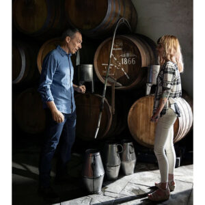 Osborne 1866 Brandy Solera Gran Reserva rappresenta l’eccellenza dell’arte distillatoria spagnola, un capolavoro nato da oltre 150 anni di tradizione e dal leggendario sistema “criaderas y solera” composto da 16 livelli di botti di rovere. Questa edizione limitata, creata in collaborazione con l’artista svedese Emma Lindström, unisce la maestria del blending di brandy e l’energia del colore fluido, celebrando l’armonia tra arte e tempo. Distillato da vini Airén della Mancia nelle tradizionali alquitaras di rame, il Brandy 1866 matura per una media di dodici anni in botti che hanno precedentemente contenuto i migliori sherry di Osborne. Il risultato è un brandy ricco, profondo e vellutato, dal colore mogano intenso con riflessi dorati, capace di conquistare gli appassionati più esigenti. Al naso rivela note di uvetta, vaniglia e caramello, mentre al palato esprime frutta secca, legni nobili e accenti salmastri che ne definiscono la morbidezza e la finezza. Il finale è lungo, caldo e rotondo, con una piacevole dolcezza bilanciata da tocchi secchi e speziati. Ogni bottiglia della Limited Edition 1866 x Emma Lindström è un’opera d’arte: i toni ambra, oro e terra evocano i colori del brandy e del paesaggio andaluso di El Puerto de Santa María, dove nasce e invecchia.Un brandy leggendario, simbolo di passione, equilibrio e tradizione, che racchiude nel suo profumo tutta la storia e l’anima dell’Andalusia.