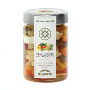 Alpenzu Giardiniera di Verdure in Agrodolce 330g - Una ricetta che profuma di casa, di pazienza e di gesti antichi. Nella Giardiniera Alpenzu ogni verdura viene scelta con cura e lavorata solo nelle sue parti migliori, proprio come si farebbe in una cucina di famiglia. Il taglio è manuale e rispettoso della materia prima: ogni pezzo conserva la sua forma, la sua croccantezza naturale e la sua identità. L’agrodolce è delicato e armonioso, avvolge senza coprire, esaltando i colori e la freschezza degli ortaggi. È il sapore autentico delle conserve contadine, quando si metteva via il meglio dell’orto per poterlo ritrovare nei mesi più freddi.