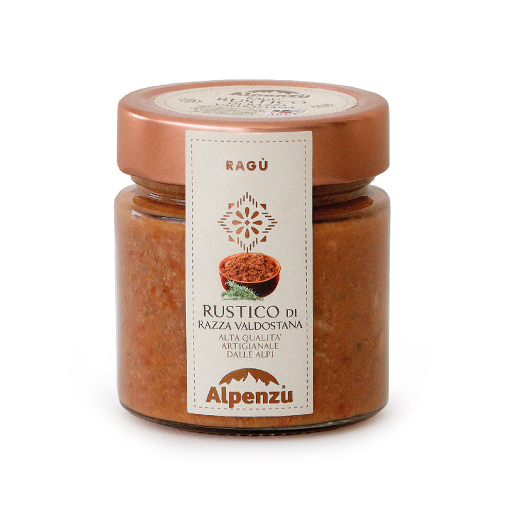 Alpenzu Ragù Rustico di Razza Valdostana 225g - Questo ragù nasce da una cucina che profuma di pazienza e tradizione. La carne di pregiata Razza Valdostana viene unita a un soffritto delicato e a pomodori maturati al sole, poi lasciata cuocere lentamente, come facevano le nonne. Nessun conservante, solo ingredienti naturali: il risultato è un ragù autentico, ricco di sapore, che riporta alla memoria il gusto del sugo fatto in casa.
