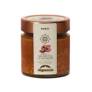 Alpenzu Ragù Rustico di Salsiccia e Castagne 225g - Salsiccia e castagne, una ricetta che profuma di bosco e di cucina di casa. La salsiccia, saporita e aromatica, incontra la dolcezza morbida delle castagne, creando un equilibrio sorprendente. Il soffritto viene rosolato lentamente, i pomodori maturati al sole aggiungono rotondità e ogni ingrediente è naturale, senza conservanti né coloranti. La cottura è paziente, come vuole la tradizione. Ne nasce un ragù ricco, avvolgente, che porta in tavola il calore delle ricette fatte in casa e la genuinità delle cose buone di una volta.