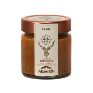 Alpenzu Ragù di Cervo 225g - Questo Ragù è l’espressione autentica della cucina di montagna. La carne di cervo, pari al 65% della ricetta, proviene da selvaggina controllata e selezionata, ricca di ferro e naturalmente povera di colesterolo. La cottura lenta con soffritto e pomodoro permette alla carne di diventare morbida e aromatica, esaltandone il carattere deciso ma elegante. Ogni ragù Alpenzu cambia leggermente in base alla carne utilizzata, per offrire un sapore unico, ricercato e genuino. Un sugo che racconta boschi, tradizioni e pazienza, da gustare con una pasta ruvida o con polenta fumante.