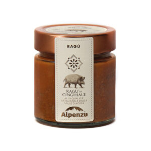 Alpenzu Ragù di Cinghiale 225g - Questo Ragù è un omaggio ai sapori intensi della cucina di montagna. La ricetta contiene il 65% di carne di cinghiale selezionata e controllata, una materia prima ricca di ferro e naturalmente povera di colesterolo. La cottura lenta ne addolcisce la struttura e ne esalta l’aroma selvatico, creando un ragù dal carattere deciso ma armonioso. Ogni ricetta Alpenzu nasce per valorizzare la carne utilizzata, offrendo un gusto autentico, ricercato e genuino. Perfetto con pasta fresca, pappardelle o polenta fumante.