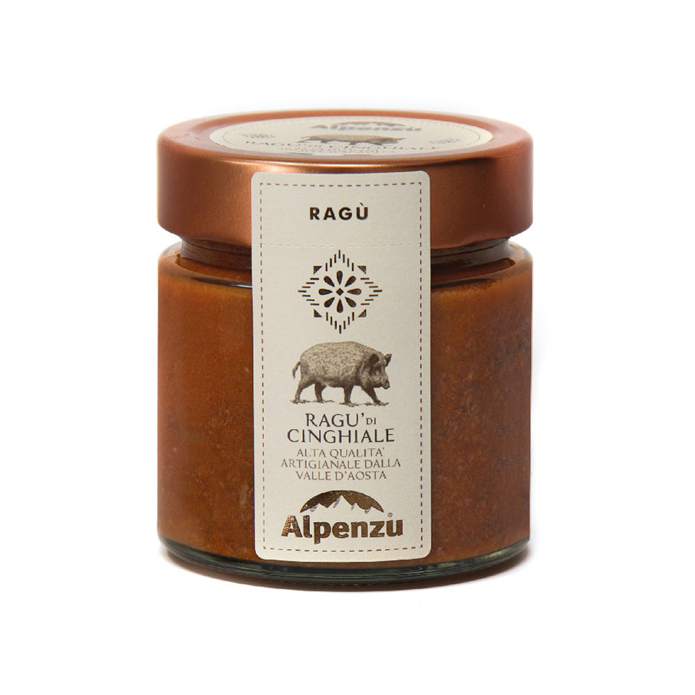 Alpenzu Ragù di Cinghiale 225g - Questo Ragù è un omaggio ai sapori intensi della cucina di montagna. La ricetta contiene il 65% di carne di cinghiale selezionata e controllata, una materia prima ricca di ferro e naturalmente povera di colesterolo. La cottura lenta ne addolcisce la struttura e ne esalta l’aroma selvatico, creando un ragù dal carattere deciso ma armonioso. Ogni ricetta Alpenzu nasce per valorizzare la carne utilizzata, offrendo un gusto autentico, ricercato e genuino. Perfetto con pasta fresca, pappardelle o polenta fumante.