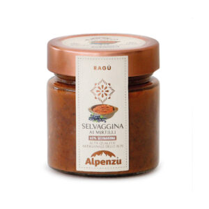 Alpenzu Ragù di Selvaggina ai Mirtilli 225g - Questo Ragù unisce il carattere della carne di selvaggina al tocco elegante dei mirtilli. La ricetta contiene il 65% di carne selezionata e controllata, ricca di ferro e naturalmente povera di colesterolo. La cottura lenta permette alla carne di diventare morbida e aromatica, mentre i mirtilli aggiungono una nota fruttata e leggermente dolce che rende il ragù unico e raffinato. Un sugo che racconta boschi, tradizioni e pazienza, perfetto per chi cerca un sapore autentico e ricercato.