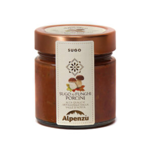 Alpenzu Sugo ai Funghi Porcini 225g - Nasce da una ricetta che rispetta i tempi della cucina tradizionale. I porcini sprigionano il loro profumo intenso mentre un soffritto delicato e pomodori maturati al sole creano una base morbida e avvolgente. La cottura è lenta, paziente, per preservare sapori e aromi autentici. Nessun conservante, nessun colorante, solo ingredienti naturali. Il risultato è un sugo genuino, ricco di carattere, che porta in tavola la semplicità delle cose buone e il piacere dei sapori fatti in casa.