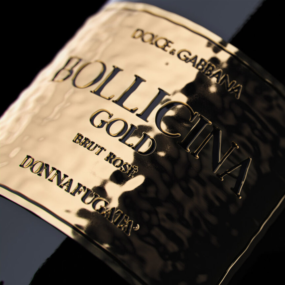 Donnafugata Dolce&Gabbana Bollicina Gold Spumante Brut Rosé Sicilia DOC si presenta con un elegante colore rosa antico dai riflessi dorati. Al naso offre un bouquet fine e complesso, con note di crosta di pane tipiche della rifermentazione in bottiglia, accompagnate da sentori fruttati di agrumi, ribes rosso e pompelmo rosa. Al palato è fresco e vibrante, con una marcata mineralità vulcanica e una bollicina fine e persistente. L’equilibrio tra acidità e morbidezza conduce a un finale lungo, sapido, di grande eleganza e precisione aromatica. Bollicina Gold nasce da uve Nerello Mascalese in purezza, coltivate in vigneti posti alle pendici dell’Etna, nel comune di Randazzo. I terreni di origine vulcanica e le forti escursioni termiche favoriscono una maturazione lenta e regolare, esaltando la freschezza e la complessità aromatica. L’annata 2019 è stata fresca, con piogge ben distribuite che hanno contribuito a un profilo aromatico intenso e definito. Uno spumante rosé di rara finezza, capace di evolvere armoniosamente fino a 8-10 anni. Questa edizione “Gold” nasce dal dialogo tra Dolce&Gabbana e Donnafugata: una celebrazione della creatività e dell’artigianalità italiana. Il packaging, prezioso e scenografico, interpreta lo stile iconico di Dolce&Gabbana e rende Bollicina Gold un vino perfetto per occasioni speciali e regali esclusivi.