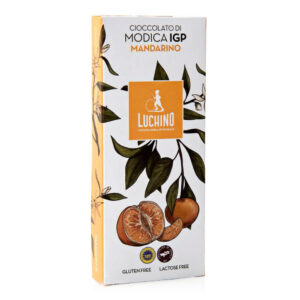 Luchino Cioccolato di Modica IGP al Mandarino sprigiona tutto il profumo degli agrumi siciliani. Il cacao, selezionato tra le migliori varietà del Perù e lavorato a freddo secondo la tradizione modicana, mantiene la tipica granulosità e un aroma intenso. L’essenza naturale del mandarino di Sicilia aggiunge freschezza e una nota agrumata vivace, creando un equilibrio perfetto tra dolcezza e carattere. È una tavoletta che invita al piacere e alla calma, perfetta da gustare a fine pasto con rum e liquori, oppure come merenda profumata e genuina.