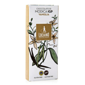 Luchino Cioccolato di Modica IGP alla Vaniglia è una tavoletta che profuma di eleganza. Il cacao viene lavorato a freddo secondo l’antica tradizione modicana, mantenendo la consistenza granulosa e l’aroma pieno del cioccolato grezzo. La vaniglia Bourbon del Madagascar, la più pregiata al mondo, viene selezionata con cura e aggiunta per addolcire e armonizzare il gusto deciso del cacao. Il risultato è una tavoletta raffinata, dolce ma equilibrata, capace di conquistare grandi e piccoli con la sua semplicità senza tempo.