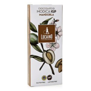 Luchino Cioccolato di Modica IGP alla Mandorla nasce dall’incontro tra il cacao grezzo lavorato secondo l’antica tradizione modicana e le migliori mandorle siciliane selezionate da fornitori locali. La granella di mandorle sprigiona un gusto pieno e naturale, valorizzato dalla tipica lavorazione a freddo del cioccolato che mantiene intatta la sua consistenza leggermente granulosa e le proprietà nutritive delle fave di cacao. Ogni tavoletta è un concentrato di autenticità: vegana, senza glutine, ricca di flavonoidi antiossidanti e prodotta seguendo il disciplinare IGP. Un piacere semplice e genuino, che racchiude tutta la bontà della frutta secca siciliana e l’intensità del vero cioccolato artigianale.
