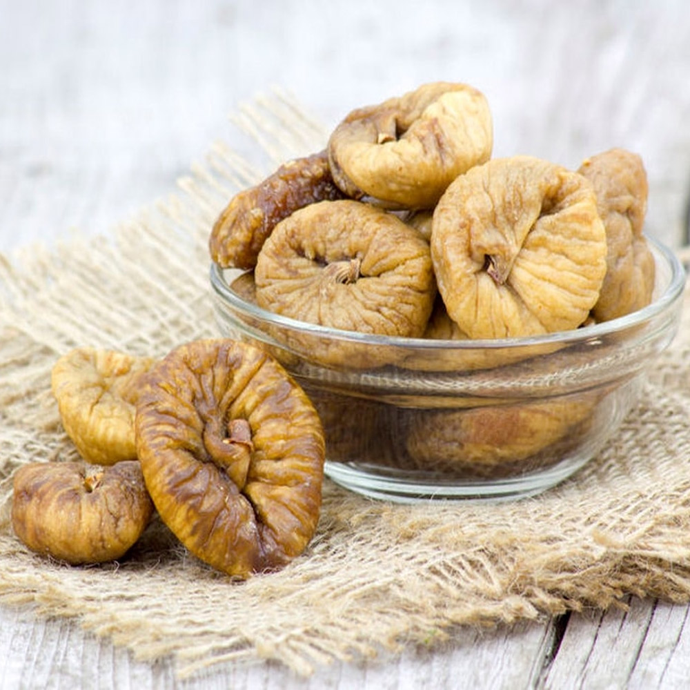 Rango “Moscioni” Fichi Dottato di Calabria al naturale 250g - La purezza e la semplicità del fico calabrese, senza aggiunte, senza compromessi. I Moscioni sono realizzati esclusivamente con fichi “Dottati di Calabria”, una varietà rinomata per la sua polpa morbida, mielata e naturalmente dolce. Raccolti al giusto punto di maturazione, vengono essiccati lentamente al sole secondo tradizione e poi lavorati a mano, senza zuccheri aggiunti né aromi artificiali. La loro consistenza è morbida e carnosa, con un sapore pieno e autentico che richiama il frutto appena colto. Perfetti da gustare da soli come snack naturale e sano, oppure in abbinamento a formaggi erborinati, miele o cioccolato fondente per un contrasto irresistibile. Confezione elegante da 250g, ideale anche come regalo gourmet per chi ama i prodotti artigianali e genuini della tradizione italiana.