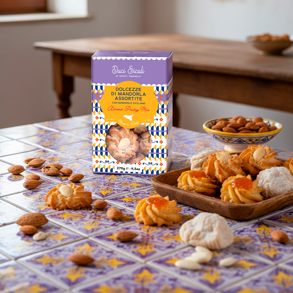 Tumminello Dolcezze alla Mandorla assortite 270g - Morbidi bocconcini che racchiudono l’essenza della Sicilia, un insieme di tre biscotti uniti dalla presenza ricorrente della tradizionale mandorla siciliana. La confezione contiene un assortimento di Ricci alle Mandorle, Pizzicotti con Mandorle e Arancia e Pasta di Mandorla agli Agrumi canditi. Questi dolci siciliani possono essere gustati tutto l’anno a fine pasto come sfizioso dessert, nel pomeriggio accompagnato da un tè o semplicemente come goloso intermezzo durante la giornata.