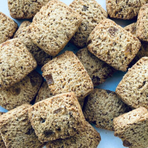 Tumminello Latta GraniSi Biscottini Mela e Cannella 270g - I Biscottini con Mela Candita e Cannella del Biscottificio Tumminello uniscono semplicità e genuinità. La mela candita e la cannella richiamano il profumo avvolgente di una torta di mele, mentre le farine di grani antichi siciliani Timilia e Maiorca, macinate a pietra, regalano una consistenza rustica e un gusto autentico. Naturali e fragranti, sono perfetti a colazione da inzuppare nel latte, sbriciolati nello yogurt come granola, oppure con una tazza di tè. Una pausa dolce e salutare, che profuma di casa. GraniSi è la linea di biscotti ai grani antichi siciliani biologici, senza uso di erbicidi e macinati rigorosamente a pietra.Si contraddistinguono per l'alta digeribilità, grazie ad un legame del glutine debole: sono indicati anche per coloro i quali soffrono di gluten sensitivity (si stima l'8% dei cittadini italiani). TALÌA, TASTALI, ARRICRÌATI. (guarda, assaggiali, godine). Dimensione latta: 16x11x10 cm
