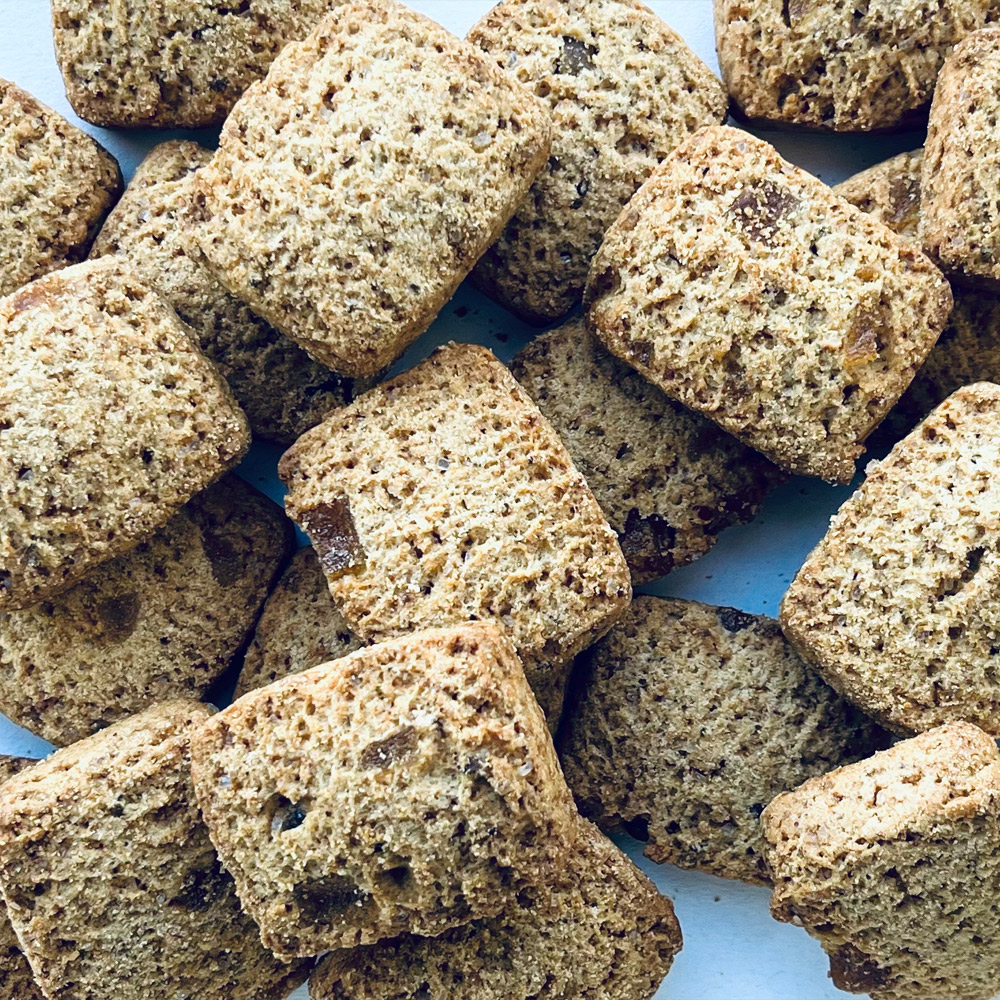 Tumminello Latta GraniSi Biscottini Mela e Cannella 270g - I Biscottini con Mela Candita e Cannella del Biscottificio Tumminello uniscono semplicità e genuinità. La mela candita e la cannella richiamano il profumo avvolgente di una torta di mele, mentre le farine di grani antichi siciliani Timilia e Maiorca, macinate a pietra, regalano una consistenza rustica e un gusto autentico. Naturali e fragranti, sono perfetti a colazione da inzuppare nel latte, sbriciolati nello yogurt come granola, oppure con una tazza di tè. Una pausa dolce e salutare, che profuma di casa. GraniSi è la linea di biscotti ai grani antichi siciliani biologici, senza uso di erbicidi e macinati rigorosamente a pietra.Si contraddistinguono per l'alta digeribilità, grazie ad un legame del glutine debole: sono indicati anche per coloro i quali soffrono di gluten sensitivity (si stima l'8% dei cittadini italiani). TALÌA, TASTALI, ARRICRÌATI. (guarda, assaggiali, godine). Dimensione latta: 16x11x10 cm