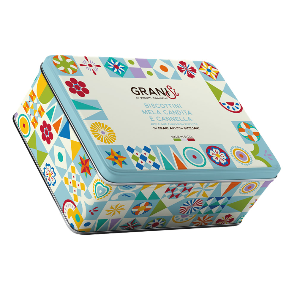 Tumminello Latta GraniSi Biscottini Mela e Cannella 270g - I Biscottini con Mela Candita e Cannella del Biscottificio Tumminello uniscono semplicità e genuinità. La mela candita e la cannella richiamano il profumo avvolgente di una torta di mele, mentre le farine di grani antichi siciliani Timilia e Maiorca, macinate a pietra, regalano una consistenza rustica e un gusto autentico. Naturali e fragranti, sono perfetti a colazione da inzuppare nel latte, sbriciolati nello yogurt come granola, oppure con una tazza di tè. Una pausa dolce e salutare, che profuma di casa. GraniSi è la linea di biscotti ai grani antichi siciliani biologici, senza uso di erbicidi e macinati rigorosamente a pietra.Si contraddistinguono per l'alta digeribilità, grazie ad un legame del glutine debole: sono indicati anche per coloro i quali soffrono di gluten sensitivity (si stima l'8% dei cittadini italiani). TALÌA, TASTALI, ARRICRÌATI. (guarda, assaggiali, godine). Dimensione latta: 16x11x10 cm