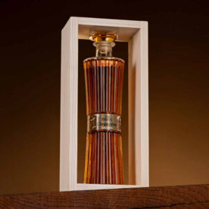 Grappa Riserva “Clepsydra” - Edizione Limitata - La Grappa Clepsýdra trae ispirazione dall’antico orologio ad acqua: così come le gocce segnavano il fluire del tempo, ogni goccia di questo distillato rappresenta dedizione, arte e pazienza. Affinata lentamente in barrique selezionate, si presenta con un colore dorato luminoso e un profumo elegante di frutta secca, miele e vaniglia, con delicate sfumature speziate e tostate. Al palato è morbida, armoniosa e vellutata, con un finale lungo e avvolgente, da vera meditazione. La bottiglia, modellata come una clessidra, celebra l’attesa e rende Clepsýdra un’opera d’arte da contemplare: perfetta per un regalo di prestigio e per chi ama concedersi il lusso di un momento tutto per sé. Confezione regalo con cornice in legno sbiancato.