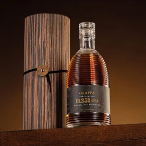 Francoli Grappa Riserva “13.252 Ore” - Edizione Limitata di 1.500 bottiglie - Il tempo non è un dettaglio: è l’essenza di questa grappa straordinaria. 13.252 ore – più di un anno e mezzo – trascorse in legno, dove la pazienza e il silenzio incontrano l’arte della distillazione. Ottenuta dalle migliori vinacce piemontesi e affinata lentamente in barrique, si presenta con un colore dorato intenso.Al naso è elegante e complessa: sentori floreali e agrumati si intrecciano a note di nocciola, miele e vaniglia, con una leggera traccia balsamica. Il sorso è morbido, avvolgente e persistente, ricco di nuance che evolvono nel bicchiere a ogni minuto che passa. Custodita in un pregiato astuccio in foglia di legno, questa Riserva rappresenta un tributo al tempo ben speso. Una grappa da meditazione, da gustare lentamente… ora dopo ora.