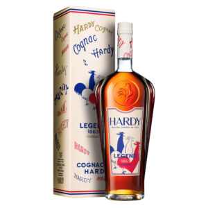 Hardy Legend 1863 nasce dall’unione di due cru d’eccellenza: Petite Champagne, rinomata per eleganza e finezza, e Borderies, famosa per rotondità e morbidezza. Un blend nobile che rende omaggio alle origini della Maison Hardy, fondata nel 1863 da Anthony Hardy, gentleman britannico innamorato della Francia e del suo spirito più prezioso.-Alla vista presenta un colore ambrato caldo e luminoso.Al naso è ricco ed espressivo: note di agrumi maturi, marmellata d’arancia e fiori bianchi si intrecciano a sfumature più profonde di cappuccino, caffè tostato e vaniglia.In bocca è setoso e vellutato, con una progressione che unisce freschezza e dolcezza speziata. Il finale è lungo, opulento e persistente, con ricordi di vaniglia, cuoio e leggeri accenti di muschio. La distillazione avviene secondo la tradizione Charentaise, con successivo affinamento in botti di rovere francese, che arricchiscono il distillato di morbidezza e complessità. La bottiglia, con il gallo simbolo di Hardy e della Francia, ne celebra l’identità haut couture: elegante, distintiva, memorabile. Un Cognac raffinato, setoso ed equilibrato, che unisce l’eleganza della Petite Champagne e la raffinatezza delle Borderies.