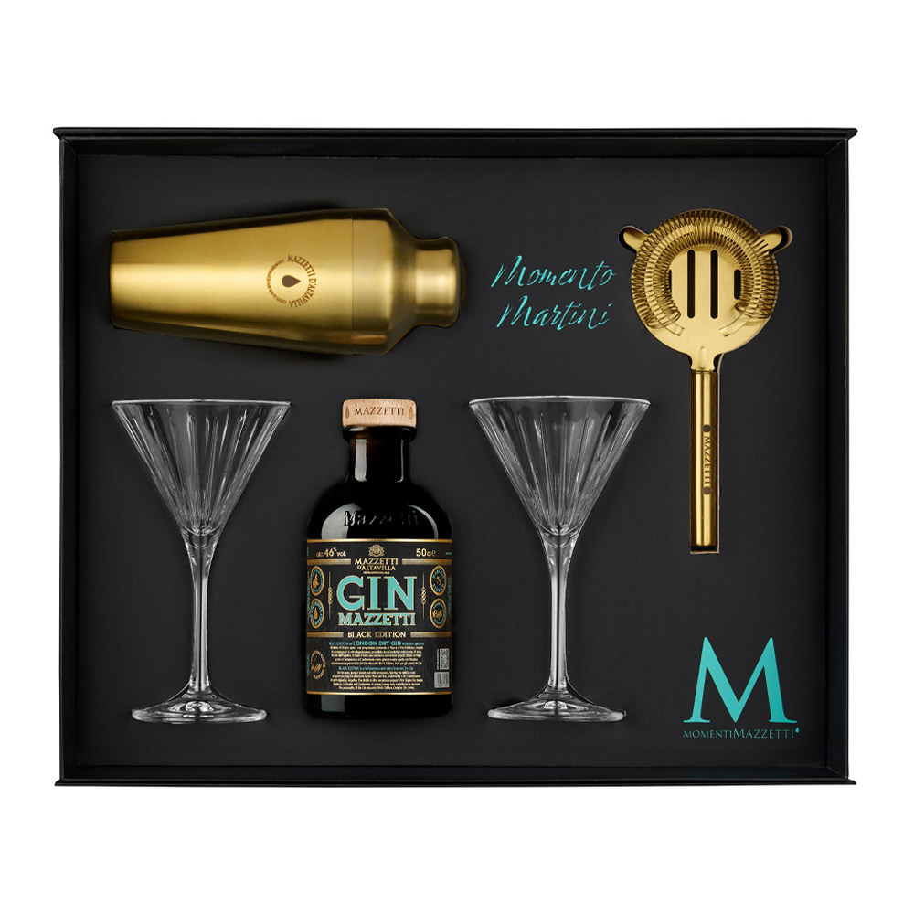 Mazzetti Momento Martini con Gin Black Edition e Accessori - Non è un semplice cocktail: il Martini è un rito. Con Momento Martini, Mazzetti d’Altavilla celebra l’icona della miscelazione internazionale racchiudendo in un’unica confezione tutto il necessario per prepararlo alla perfezione. Protagonista del cofanetto è il Gin Black Edition, elegante e deciso, con note botaniche fini e pulite che si sposano idealmente con il Martini dry. Insieme al gin, la confezione include calici dedicati RCR, shaker e accessori dorati, per trasformare ogni preparazione in un gesto consapevole e raffinato. Un kit completo pensato per chi vuole vivere l’esperienza del Martini nel suo stile originale: dal movimento dello shaker al suo tipico profumo aromatico, fino al primo sorso. Non è solo un cocktail.È un momento da celebrare.