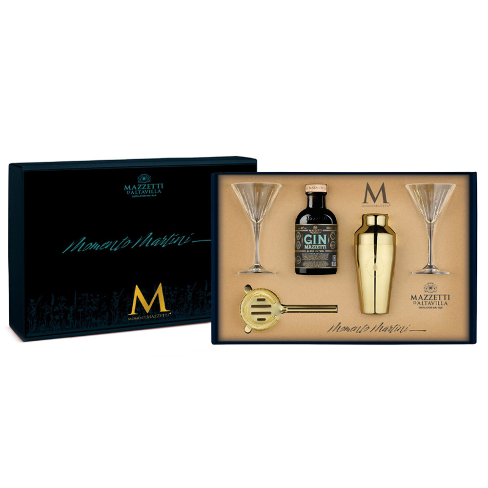 Mazzetti Momento Martini con Gin Black Edition e Accessori - Non è un semplice cocktail: il Martini è un rito. Con Momento Martini, Mazzetti d’Altavilla celebra l’icona della miscelazione internazionale racchiudendo in un’unica confezione tutto il necessario per prepararlo alla perfezione. Protagonista del cofanetto è il Gin Black Edition, elegante e deciso, con note botaniche fini e pulite che si sposano idealmente con il Martini dry. Insieme al gin, la confezione include calici dedicati RCR, shaker e accessori dorati, per trasformare ogni preparazione in un gesto consapevole e raffinato. Un kit completo pensato per chi vuole vivere l’esperienza del Martini nel suo stile originale: dal movimento dello shaker al suo tipico profumo aromatico, fino al primo sorso. Non è solo un cocktail.È un momento da celebrare.