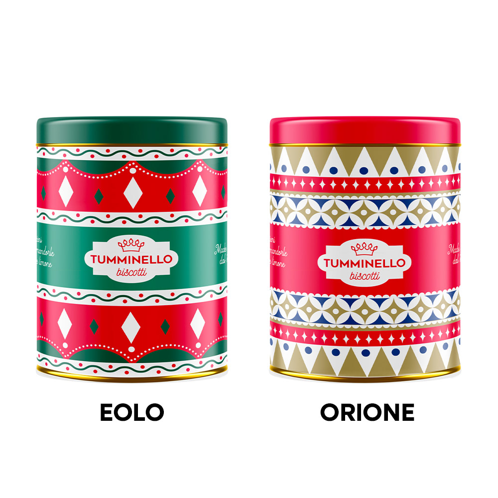 Tumminello Buatte del Mito con Specialità Siciliane Ripiene assortiti tra dolcini Pistacchio, Limone e Mandorle e dolcini Mandarino e Mandorle 250g - Morbidi bocconcini che racchiudono l’essenza della Sicilia. Ogni dolcino è un piccolo scrigno: l’intensità del pistacchio, la freschezza del limone e la delicatezza della mandorla si fondono in un ripieno cremoso e irresistibile. Perfetti per una coccola quotidiana o come dono speciale.I Dolcini al Mandarino uniscono il sapore degli agrumi siciliani con la mandorla, creando un connubio tutto da scoprire. Morbidi e con tanto ripieno, assicurano un sapore sfizioso che richiama alla mente i sapori ed i profumi dell’autentica tradizione dolciaria siciliana.- LE GRAFICHE: I colori e i sapori della Sicilia confezionati in prestigiose scatole di latta.Modernità e tradizione nel segno dell'eleganza e della classicità per rimarcare, con un nuovo stile, una sicilianità autentica.Il carretto, tradizionale simbolo dell'iconografia siciliana, destrutturato nelle sue forme e reso ancora più elegante e confortevole: c'è tutto nella nuova veste grafica, che racchiude in diversi assortimenti alcune delle forme e dei sapori della Pasticceria Siciliana. Il carretto è un caleidoscopio di sensazioni ed emozioni, una profusione di colori e di rimandi sensoriali: il giallo del sole e dei limoni, il rosso della la lava dell'Etna e delle arance, l'azzurro del mare e il verde delle campagne.Difficile non restarne incantati quando si ha la fortuna di vederne uno, con la sensazione di piacevole stupore che ci assale dopo aver guardato queste vere e proprie opere d'arte.-Le latte contengono un assortimento di: Dolcini ripieni al Pistacchio, Limone e Mandorle e Dolcini ripieni al Mandarino e Mandorle.
