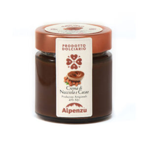 Alpenzu Crema di Nocciole e Cacao 250g - Crema di Nocciole e Cacao Alpenzu realizzata con ingredienti di prima qualità, selezionati con cura. Solo nocciole italiane, cacao e grassi “buoni” come olio di girasole, burro di cacao e olio di oliva, con zucchero di canna. Senza addensanti, senza aromi e senza olio di palma, per lasciare spazio al gusto autentico delle nocciole e all’intensità del cacao. Una crema genuina, equilibrata e naturale, che conquista fin dal primo assaggio grazie alla qualità della materia prima.