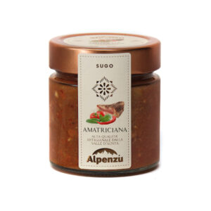 Alpenzu Sugo all'Amatriciana 225g - Sugo all’Amatriciana preparato con materie prime fresche e secondo la ricetta tradizionale. Il soffritto viene rosolato delicatamente e unito alla polpa di pomodori maturati al sole, per ottenere un sugo dal gusto pieno ed equilibrato. La cottura lenta esalta sapori e profumi, senza l’aggiunta di conservanti o coloranti. Solo ingredienti naturali, per portare in tavola il gusto autentico dei sughi fatti in casa.