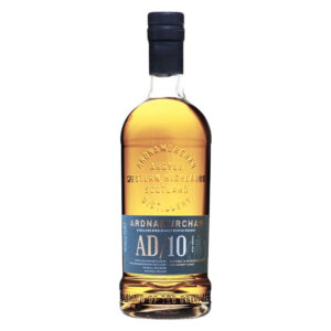 L'Ardnamurchan AD/ 10 Year Old (Release 2025) è la seconda, attesissima edizione decennale di questa giovane e brillante distilleria delle Highlands. Concepita come rilascio annuale a tiratura limitata in attesa di entrare definitivamente nel core range aziendale, questa versione si distacca nettamente dal profilo della release precedente (10 YO Anniversary). La ricetta del 2025 prevede infatti un assemblaggio quasi paritario tra malto non torbato (52%) e malto torbato (48%), invecchiato per il 98% in botti ex-bourbon americano, con un mirato saldo del 2% in botti ex-sherry. Questa precisa scelta tecnica permette di esaltare la dolcezza pulita e i toni vanigliati tipici del bourbon, usando lo sherry solo per conferire ulteriore profondità e ricchezza al distillato. Imbottigliato alla classica gradazione di 46,8% vol., è rigorosamente non filtrato a freddo e presenta il suo colore naturale. - Al naso si apre con un affascinante intreccio dolce e costiero: spiccano aromi di biscotti all'avena, cocco e vivace scorza d'arancia, avvolti da una chiara brezza salmastra e da suggestivi sentori di foglie autunnali bruciate in un falò, con tocchi freschi di menta e caramelle alla fragola. Al palato il sorso si rivela ricco, cremoso e avvolgente, dominato da confortanti note di crema pasticcera, wafer alla vaniglia e fiocchi d'avena. Ben presto la dolcezza lascia spazio al carattere marittimo della distilleria, portando in primo piano accenti salmastri e un fumo terroso molto misurato. Il finale è di grande armonia: il fumo persiste a lungo, accompagnato da un calore profondamente marino.