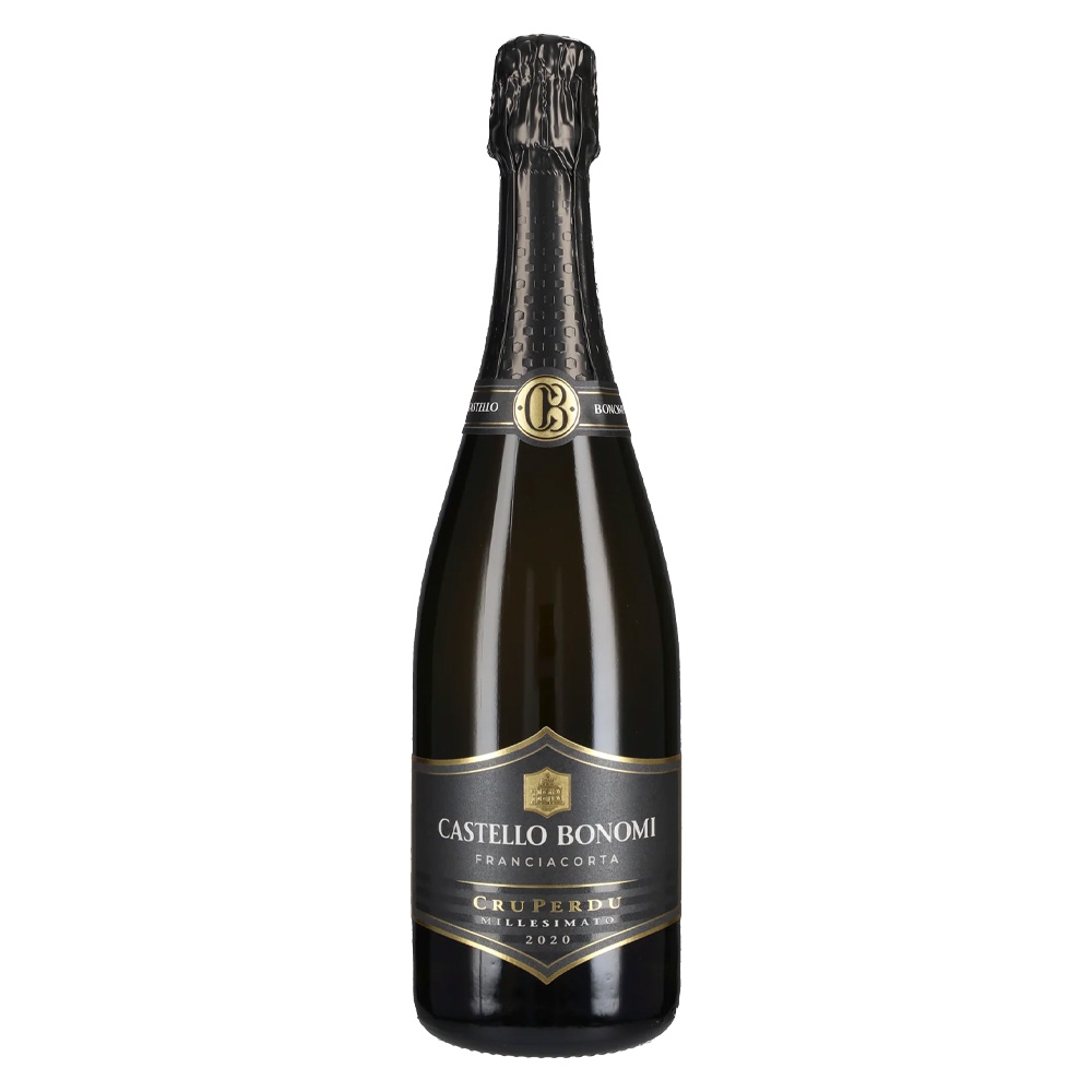 CruPerdu Millesimato è la cuvée più “raccontata” di Castello Bonomi: nasce solo quando l’annata in vigna merita davvero di diventare memoria, unendo Chardonnay e Pinot Nero in un equilibrio costruito per durare. Il nome viene da una scoperta quasi romanzesca: nell’estate del 1986 Luigi Bersini, Chef de Cave della tenuta, individuò tra edere e arbusti un vecchio vigneto inghiottito dal bosco, un “cru perduto” che ancora oggi ispira questa etichetta. Le uve provengono dalle pendici del Monte Orfano, nella zona più meridionale della Franciacorta, e vengono selezionate con attenzione durante una vendemmia lunga e meticolosa. La vinificazione punta alla precisione e alla finezza, mentre l’affinamento prolungato sui lieviti di oltre 36 mesi dona quella profondità che distingue i Millesimati di carattere: perlage fine, persistente, elegante. Nel calice è luminoso, di un giallo vivo brillante. Al naso apre su frutta a polpa bianca e accenni tropicali, a cui seguono sfumature più complesse: note balsamiche, lieviti, tocchi agrumati e un’eco speziata discreta. Il sorso sorprende perché resta teso e fresco, ma allo stesso tempo ampio ed affasciante, con una trama sapida che allunga il finale e lascia intuire un grande potenziale evolutivo. È una bollicina da occasione importante, ma soprattutto da palato attento: ricca senza essere opulenta, raffinata senza essere “fredda”, pensata per chi cerca un Franciacorta Millesimato capace di crescere nel bicchiere e, se ben conservato, anche nel tempo.