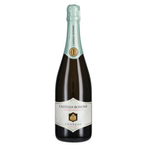 Castello Bonomi Cuvée 22 Franciacorta DOCG Brut nasce da una selezione speciale di Chardonnay proveniente da 22 cru aziendali, scelti per altitudine, esposizione, età delle vigne e caratteristiche dei suoli. L’idea è chiara: dare vita ad un Franciacorta dalla bevibilità immediata, capace di esprimere con precisione la tipicità del territorio e la firma stilistica della casa. Nel profilo aromatico si ritrova tutta la classicità dello Chardonnay in chiave Franciacorta: frutta a polpa gialla e tropicale (ananas, pesca, albicocca), mela, fiori d’acacia e una sfumatura di frutta secca che aggiunge profondità. Al palato è fresco ma anche morbido e setoso, con un sorso armonico che richiama nel finale le sensazioni fruttate e floreali percepite al naso. Già pronto da bere, il Franciacorta Cuvée 22 può anche evolvere positivamente nel tempo se conservato correttamente. È un’etichetta “di casa” pensata per occupare un ruolo centrale nella gamma, nata dalla visione e dalla sfida dello Chef de Cave Luigi Bersini.