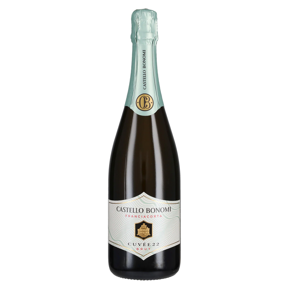 Castello Bonomi Cuvée 22 Franciacorta DOCG Brut nasce da una selezione speciale di Chardonnay proveniente da 22 cru aziendali, scelti per altitudine, esposizione, età delle vigne e caratteristiche dei suoli. L’idea è chiara: dare vita ad un Franciacorta dalla bevibilità immediata, capace di esprimere con precisione la tipicità del territorio e la firma stilistica della casa. Nel profilo aromatico si ritrova tutta la classicità dello Chardonnay in chiave Franciacorta: frutta a polpa gialla e tropicale (ananas, pesca, albicocca), mela, fiori d’acacia e una sfumatura di frutta secca che aggiunge profondità. Al palato è fresco ma anche morbido e setoso, con un sorso armonico che richiama nel finale le sensazioni fruttate e floreali percepite al naso. Già pronto da bere, il Franciacorta Cuvée 22 può anche evolvere positivamente nel tempo se conservato correttamente. È un’etichetta “di casa” pensata per occupare un ruolo centrale nella gamma, nata dalla visione e dalla sfida dello Chef de Cave Luigi Bersini.