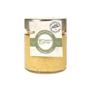 Masseria Calongo Crema di Carciofi con Olio EVO 220g - I carciofi varietà Violetto, tipici della Puglia, vengono coltivati in campo aperto e la raccolta può durare diversi mesi, da fine Novembre ad Aprile. I primi frutti, i più rinomati, vengono utilizzati nelle preparazioni di Masseria Calongo. Entro poche ore dalla raccolta vengono lavorati manualmente per eliminare le foglie esterne, tagliati a spicchi e sbollentati. Per preparare la crema viene utilizzato solo il cuore del carciofo, la parte più pregiata, con la sola aggiunta di olio extravergine di oliva e menta. Masseria Calongo è una realtà che sorge in Valle d'Itria, una porzione di territorio nella parte centrale della Puglia, a cavallo tra le province di Bari e Brindisi. Tutte le fasi, dalla coltivazione della materia prima, alla lavorazione, fino al confezionamento del prodotto finito, vengono gestite interamente dall'azienda agricola Masseria Calongo. Viene inoltre utilizzato solo olio extravergine di oliva di produzione propria per tutte le conserve di verdura, proponendo quindi sul mercato un prodotto sano, di qualità, a Km Zero e 100% Made in Puglia. Prodotto da Masseria Calongo S.S. - Contrada Calongo 4 - 72014 Cisternino (BR)