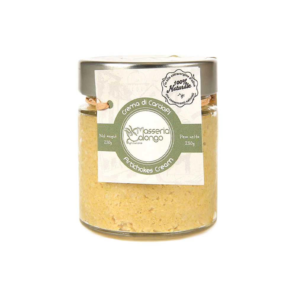 Masseria Calongo Crema di Carciofi con Olio EVO 220g - I carciofi varietà Violetto, tipici della Puglia, vengono coltivati in campo aperto e la raccolta può durare diversi mesi, da fine Novembre ad Aprile. I primi frutti, i più rinomati, vengono utilizzati nelle preparazioni di Masseria Calongo. Entro poche ore dalla raccolta vengono lavorati manualmente per eliminare le foglie esterne, tagliati a spicchi e sbollentati. Per preparare la crema viene utilizzato solo il cuore del carciofo, la parte più pregiata, con la sola aggiunta di olio extravergine di oliva e menta. Masseria Calongo è una realtà che sorge in Valle d'Itria, una porzione di territorio nella parte centrale della Puglia, a cavallo tra le province di Bari e Brindisi. Tutte le fasi, dalla coltivazione della materia prima, alla lavorazione, fino al confezionamento del prodotto finito, vengono gestite interamente dall'azienda agricola Masseria Calongo. Viene inoltre utilizzato solo olio extravergine di oliva di produzione propria per tutte le conserve di verdura, proponendo quindi sul mercato un prodotto sano, di qualità, a Km Zero e 100% Made in Puglia. Prodotto da Masseria Calongo S.S. - Contrada Calongo 4 - 72014 Cisternino (BR)