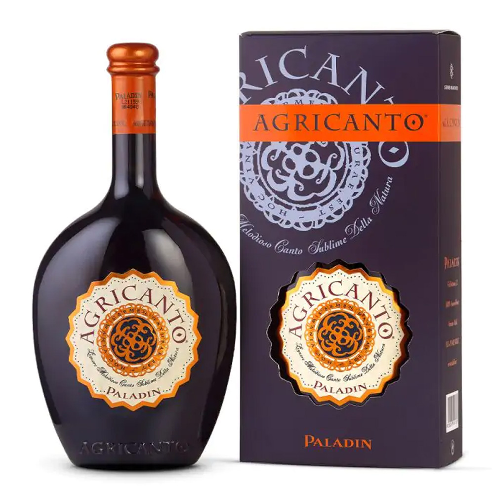 Agricanto nasce in Veneto, dove la passione per il vino, le arti e il buon vivere si intrecciano con la tradizione contadina e con la storia del Raboso, vitigno antico legato alla Serenissima e al suo “vino da viaggio”, capace di arrivare lontano grazie a una struttura naturalmente resistente e alla sua longevità. Oggi quel legame con Venezia vive ancora nei bacari, tra cicchetti e calici, ed è proprio da questa identità che prende forma l’idea di trasformare il Raboso in un liquore dal carattere veneziano. Dalla visione di Valentino Paladin nasce così Agricanto: un liquore a base di vino Raboso, finissima grappa, estratto di ciliegie (marasca), estratto di mandorle e spezie pregiate, pensato come un “matrimonio” di ingredienti in cui il tempo ha un ruolo decisivo. Anche il nome racconta la filosofia del prodotto: “Agri”, dal latino “del campo, della terra”, e “Canto”, come ringraziamento per questo frutto della terra.​-Il procedimento è costruito per preservare la parte fruttata: il Raboso viene vinificato con macerazione ad acino intero e resta a contatto con le bucce per soli 5 giorni.Successivamente alla fermentazione viene mantenuto a 5°C per conservarne fragranza e freschezza. A questo punto si procede con l’infusione a freddo, unendo al vino la grappa, gli estratti di marasca e mandorla, spezie ed erbe officinali; segue un periodo di riposo, perché l’equilibrio finale lo definisce il tempo.​ Anche la forma è parte del racconto: l’etichetta richiama i rosoni delle chiese della laguna veneziana, presenti già dal ’400, mentre la bottiglia è progettata come un “abito su misura”, con uno stelo affusolato per una presa più comoda, senza rinunciare alla sinuosità. In servizio, Agricanto si apprezza ghiacciato come dopo-pasto, ma è pensato anche per la miscelazione e per abbinamenti golosi con cioccolato, dolci o gelato, oltre che come ingrediente in cucina.