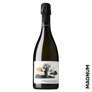Piccolo Podere San Martino Conegliano Valdobbiadene Prosecco Superiore DOCG Brut ha un colore giallo paglierino brillante e un perlage finissimo e di ottima persistenza. Al naso spiccano i profumi freschi ed invitanti di pera e mela, tipici dell'uva Glera. Al palato risulta spumoso e di buona struttura, con un tocco piacevole di sapidità sul finale lungo e persistente. - Perfetto per gli aperitivi e a tutto pasto, questo Prosecco Conegliano Valdobbiadene è ottenuto da uve Glera in purezza, che gli conferiscono aromaticità e la piacevolezza di un Prosecco "ben fatto". Le vigne si trovano a Farra di Soligo in provincia di Treviso, ad un'altitudine di circa 250 metri s.l.m., su suoli argillosi ricchi di minerali di origine dolomitica e marina. La terra detiene infatti un ruolo fondamentale nel risultato finale, riversandovi una connotazione aromatica. - Piccolo Podere San Martino è una giovane realtà immersa nella zona di Conegliano Valdobbiadene, Patrimonio dell'Unesco dal 2019. L'azienda è situata nel comune di Farra di Soligo, in provincia di Treviso e produce ogni anno circa 30.000 bottiglie di spumante metodo Charmat, tra cui il Conegliano Valdobbiadene Prosecco Superiore DOCG. La cura maniacale del dettaglio, l'ordine e la pulizia sono il modus operandi dell'azienda, nonché le pratiche agricole condotte con il massimo rispetto per l'ambiente e la salvaguardia del territorio. - Formato Magnum da 1,5L