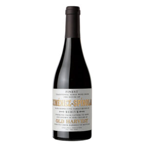 Old Harvest di Ximénez-Spínola si presenta di colore ambra scuro, limpido e brillante. Al naso è intenso, con marcati aromi di legno nobile ed ebanisteria, frutto del lungo invecchiamento ossidativo, accompagnati da note di prugna, uva passa, caffè e tocchi di frutta secca. In bocca è pieno, rotondo e incredibilmente ampio, attaccando tutti i percettori con un picco di acidità che bilancia perfettamente il retrogusto di legno e frutta matura. Sorprendentemente secco per un Pedro Ximénez, chiude con un finale persistente, ammandorlato e finemente tostato. - Old Harvest è un Pedro Ximénez unico nel suo genere, nato a Jerez de la Frontera da un'attenta miscela tra la Solera 1918 (uve appassite naturalmente, resa bassissima e oltre 15 anni in rovere americano) e la Solera 1964 (Pedro Ximénez di invecchiamento ossidativo). Questo incontro crea un vino che ricorda per stile i classici "Palo Cortado" e "Oloroso", ma con una delicatezza e un'eleganza rare, frutto di una disidratazione incompleta che ha dato vita a un prodotto irripetibile. La percezione alcolica è inesistente nonostante i 17 gradi, perfettamente integrata nella struttura setosa del vino. - Le botti selezionate delle due Soleras vengono assemblate circa un anno prima dell'imbottigliamento per armonizzare la maturità del legno con il carattere dell'uva. Si tratta di un vino di straordinaria longevità, capace di superare i 50 anni se ben conservato.