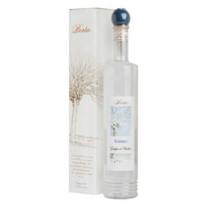 La Grappa Nibbio di Distillerie Berta si presenta limpida, cristallina e incolore, espressione pura della giovinezza. Al naso è elegante e armoniosa, con un profumo vivace e pulito che svela sentori freschi di fiori bianchi, sottobosco ed erbe aromatiche. In bocca rivela la sua caratteristica morbidezza, pur mantenendo un carattere schietto e deciso: l'assaggio è asciutto e piacevole, con un fondo fruttato delicato che accompagna una persistenza golosa e rinfrescante. - Nibbio nasce dalle vinacce fresche di Barbera, distillate con il metodo tradizionale discontinuo in caldaie di rame a vapore, un processo che esalta la qualità della materia prima senza alterarne la natura. A differenza delle riserve, questa grappa affina esclusivamente in vasche di acciaio inox per un periodo di 3-6 mesi, preservando così tutta la freschezza e l'integrità aromatica del vitigno d'origine. È una grappa "senza compromessi", che punta tutto sulla genuinità e sull'immediatezza. - Ideale come fine pasto, si abbina perfettamente a dolcetti secchi, torrone o cioccolatini, offrendo una chiusura leggera e raffinata. Una scelta perfetta per chi cerca la qualità artigianale di Berta in una veste giovane e fragrante.