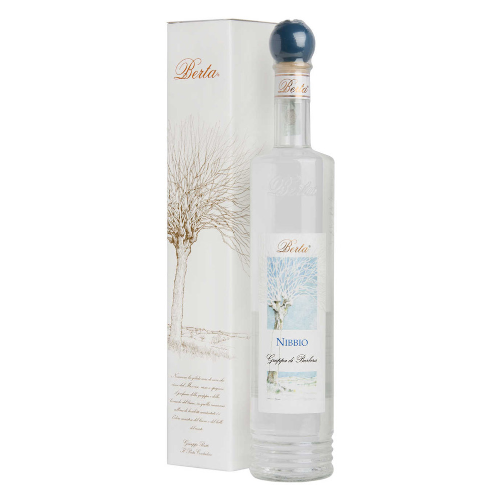 La Grappa Nibbio di Distillerie Berta si presenta limpida, cristallina e incolore, espressione pura della giovinezza. Al naso è elegante e armoniosa, con un profumo vivace e pulito che svela sentori freschi di fiori bianchi, sottobosco ed erbe aromatiche. In bocca rivela la sua caratteristica morbidezza, pur mantenendo un carattere schietto e deciso: l'assaggio è asciutto e piacevole, con un fondo fruttato delicato che accompagna una persistenza golosa e rinfrescante. - Nibbio nasce dalle vinacce fresche di Barbera, distillate con il metodo tradizionale discontinuo in caldaie di rame a vapore, un processo che esalta la qualità della materia prima senza alterarne la natura. A differenza delle riserve, questa grappa affina esclusivamente in vasche di acciaio inox per un periodo di 3-6 mesi, preservando così tutta la freschezza e l'integrità aromatica del vitigno d'origine. È una grappa "senza compromessi", che punta tutto sulla genuinità e sull'immediatezza. - Ideale come fine pasto, si abbina perfettamente a dolcetti secchi, torrone o cioccolatini, offrendo una chiusura leggera e raffinata. Una scelta perfetta per chi cerca la qualità artigianale di Berta in una veste giovane e fragrante.