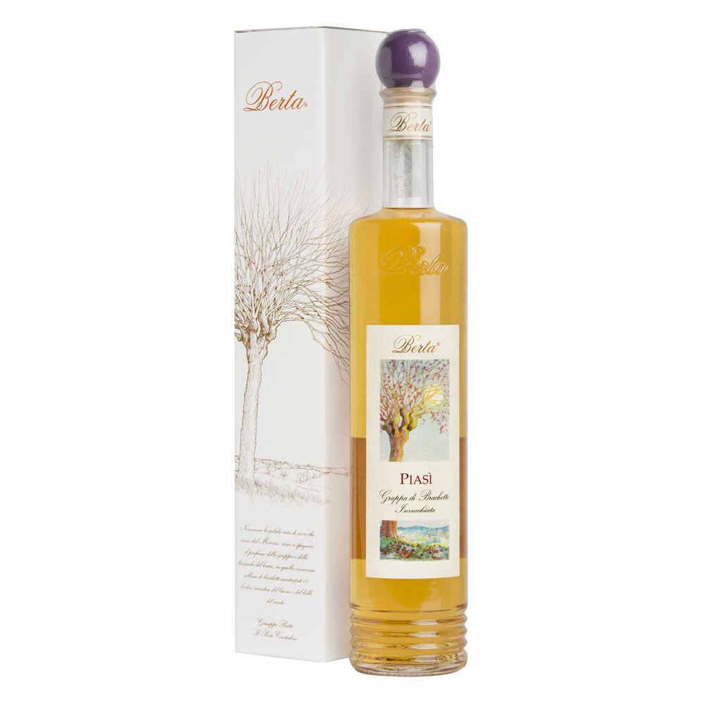 La Grappa Piasì di Distillerie Berta si presenta limpida, di un colore giallo ambra caldo e luminoso. Al naso è elegante e armoniosa, con un profumo pronunciato e netto che svela note avvolgenti di frutta matura e spezie dolci. In bocca rivela la sua caratteristica vena morbida e vellutata: sentori delicati di vaniglia e rosa accompagnano un assaggio gentile, che esalta la dolcezza aromatica tipica del vitigno Brachetto, chiudendo con un finale piacevole e persistente. - Piasì nasce dalle vinacce fresche e selezionate di Brachetto, un vitigno rosso aromatico piemontese noto per la sua morbidezza e bassa gradazione. Il nome stesso, "Piasì", evoca il piacere immediato che questa grappa sa regalare. Viene distillata con il metodo tradizionale discontinuo in caldaie di rame a vapore, un processo artigianale che permette di estrarre al meglio i profumi primari dell'uva. Successivamente, riposa per 12 mesi in botti di legno (Rovere di Slavonia), dove acquisisce rotondità, complessità e quel colore ambrato che la contraddistingue. - È la grappa ideale per chiudere un pasto in modo raffinato o per un momento di relax, perfetta per chi cerca la qualità artigianale di casa Berta e un distillato dal carattere gentile. Ottima anche come regalo di pregio per gli amanti delle grappe morbide e aromatiche.
