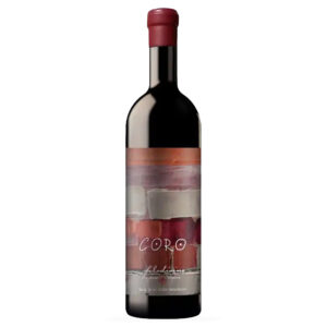 Coro di Filodivino si presenta di colore rosso rubino. Al naso è intenso e molto complesso: profumi floreali si intrecciano a note di erbe aromatiche, frutti di bosco e ciliegia, con tocchi di humus e sentori balsamici. In bocca è deciso e strutturato, con tannini ben integrati e ben educati, e una sorprendente freschezza che bilancia la struttura importante. Il finale è armonioso e persistente. Coro nasce dall'incontro fra il territorio marchigiano di San Marcello e tre vitigni internazionali: Syrah, Cabernet Franc e Merlot. Un'interpretazione originale che fonde l'anima delle Marche con il carattere bordolese, creando un rosso stimolante dove l'armonia è il frutto di inedite relazioni. Le vigne, di 8 anni, sono coltivate a 220-240 metri di altitudine su suoli di argille calcaree e sabbia, in regime biologico certificato. L'affinamento di 18 mesi avviene in tonneaux di rovere francese con diverse tostature.