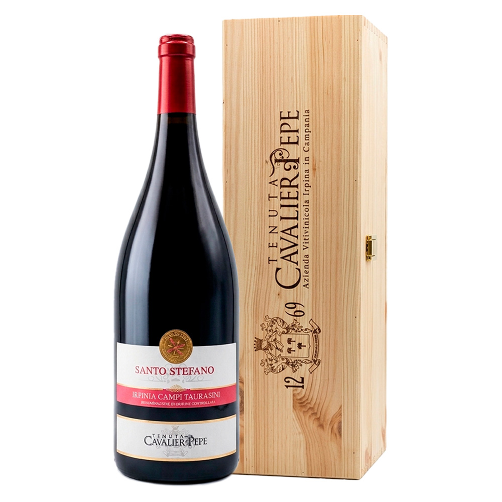 Tenuta Cavalier Pepe Santo Stefano Aglianico Irpinia Campi Taurasini DOC si presenta di colore rosso rubino intenso e luminoso. Al naso spicca un bouquet intrigante che ricorda i piccoli frutti di bosco e le amarene, su sottofondo più complesso di spezie e liquirizia, con una lieve nota balsamica. Al palato si dimostra di buon corpo e piacevolmente morbido, sorretto dalla freschezza e dai tannini maturi ed eleganti. Chiude con un finale di ottima persistenza. - Santo Stefano, prodotto dalla Tenuta Cavalier Pepe, è un vino rosso ottenuto da uve Aglianico in purezza provenienti dai vigneti aziendali situati sulle colline dei comuni di Luogosano, Sant'Angelo all'Esca e Taurasi (Avellino), territori estremamente vocati per la produzione delle uve Aglianico. Il terreno, di natura argilloso-calcarea con elementi vulcanici, conferisce al vino particolari note minerali e sapide. Ne risulta un rosso di ottima struttura, piacevolmente morbido e con tannini perfettamente integrati. - Formato Magnum da 1,5L con cassetta regalo in legno originale "Tenuta Cavalier Pepe".