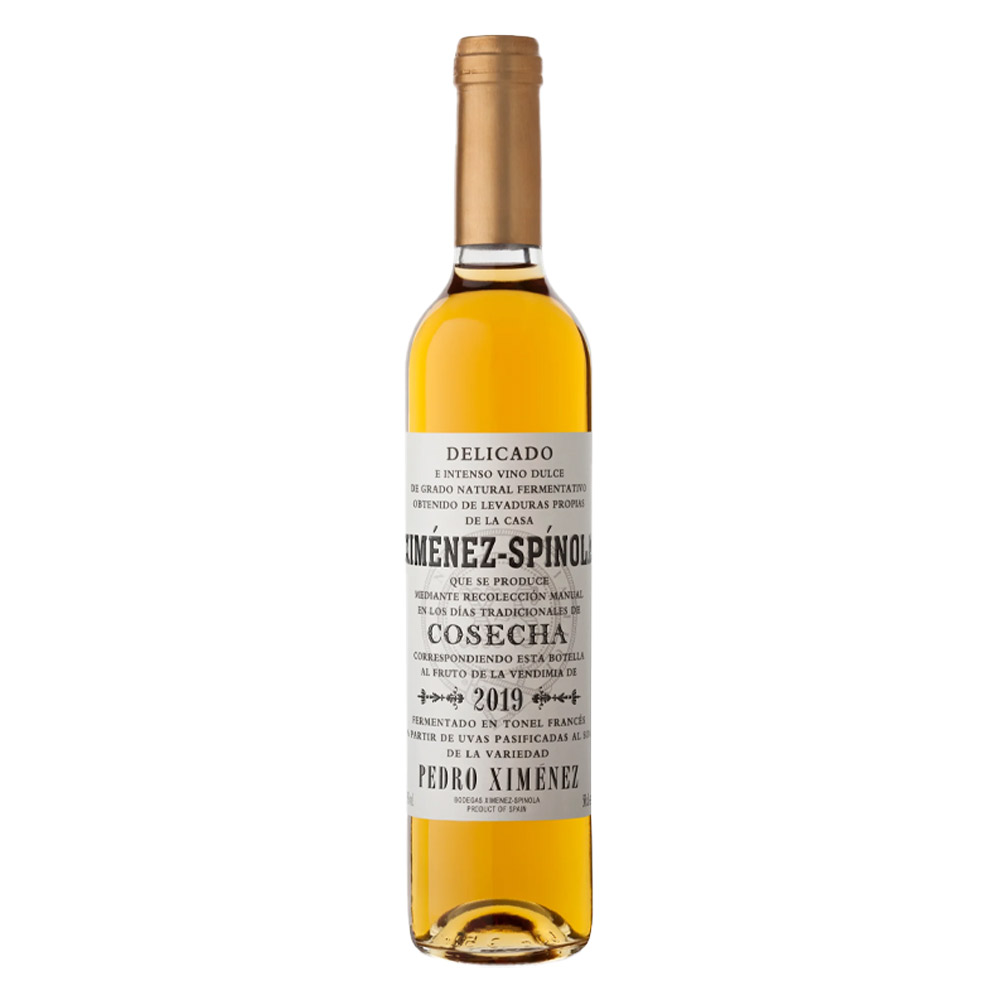 Ximénez-Spínola Delicado Pedro Ximénez “Vino de Uva Soleada” è un passito bianco fuori dagli schemi, ottenuto da uve Pedro Ximénez lasciate al sole per concentrare naturalmente aromi e materia, ma senza diventare stucchevole. Nel calice mostra un colore oro intenso, limpido e brillante.Al naso, a bicchiere fermo, emergono note nette di pesca, albicocca, frutta tropicale e prugna matura. Con l’ossigenazione compaiono pera e mela verde, mentre un accenno di mandorla, regalato dal breve passaggio in botti di quercia francese, porta equilibrio e finezza alla ricchezza fruttata. In bocca è sorprendentemente armonico: scorre con naturalezza, senza sensazioni alcoliche invadenti, e accompagna il palato in una progressione di sfumature di frutta sempre più nitide. Il finale è lungo, delizioso e pulito, intenso ma leggero, con un ritorno fruttato davvero persistente. "Delicado" è ottenuto da Pedro Ximenez in purezza. Dopo la vendemmia, le uve vengono lasciate appassire al sole tra i filari (nelle "camadas"), in modo da concentrare aromi e zuccheri. La resa è volutamente bassissima: da ogni tonnellata di uva fresca si ottengono circa 300 kg di uva appassita, da cui si ottengono 200 litri di mosto.