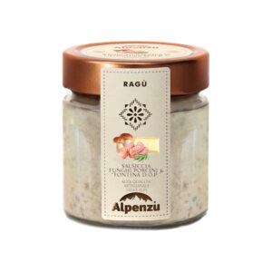 Alpenzu Ragù di Salsiccia, Funghi Porcini e Fontina DOP 225g - Salsiccia, funghi porcini e Fontina DOP si uniscono in un ragù dal gusto pieno e ben equilibrato. La salsiccia dà carattere, i porcini portano profumo, la Fontina DOP aggiunge una nota morbida senza coprire gli altri ingredienti. Preparato con materie prime fresche, seguendo le ricette tradizionali e una cottura lenta, senza conservanti né coloranti. Un ragù genuino, pensato per portare in tavola il sapore semplice e autentico della cucina di casa.