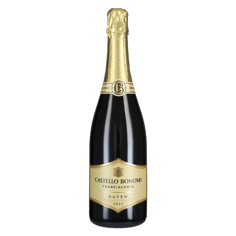 Castello Bonomi Satén Franciacorta DOCG Brut Millesimato è un Blanc de Blancs di rara finezza, pensato per unire cremosità e precisione. La tipologia Satén, con pressione più delicata, regala una spuma morbida e setosa e un perlage finissimo, rendendo il sorso particolarmente elegante senza rinunciare alla struttura. Nasce da uve Chardonnay coltivato sulle terrazze del Monte Orfano, un anfiteatro naturale unico nel panorama franciacortino: suoli calcarei e marnosi, ricchi di ciottoli, che imprimono al vino una vena minerale evidente e una freschezza “tesa”. Dopo una pressatura soffice, la fermentazione avviene parte in acciaio a temperatura controllata e parte in barrique, così da sommare nitidezza e profondità senza perdere slancio. La cuvée, una volta assemblata, riposa a lungo sui lieviti per oltre 30 mesi, sviluppando grande complessità e armonia. Nel calice è giallo paglierino brillante. Il bouquet è raffinato: fiori bianchi, frutta gialla matura con cenni tropicali misurati, sfumature di pasticceria e leggere tostature. In bocca è cremoso e avvolgente, sostenuto da una bella spalla acida e da una struttura importante; chiude fresco, sapido e decisamente minerale, con richiami di frutta secca che allungano il finale.