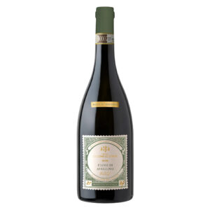 Il Fiano di Avellino DOCG di Ciccone Lo Conte nasce da uve provenienti da un’unica vigna nel comune di Lapio, con viti di circa 20 anni. Nel calice si presenta con un giallo paglierino brillante, attraversato da riflessi dorati. Al naso è ampio e stratificato: l’apertura richiama i fiori bianchi, poi arrivano note di frutta a polpa gialla come pesca e mela, sostenute da una sottile traccia minerale. In bocca unisce freschezza vivace e una sapidità ben calibrata, che danno slancio ed eleganza; la morbidezza del frutto si integra con una lieve sfumatura agrumata, chiudendo su un sorso armonico, equilibrato e di bella precisione. Prodotto in sole 2000 bottiglie numerate per l’annata 2024, questo Fiano di Avellino nasce da vigne a Lapio (AV), uno dei comuni più vocati e storici per questa denominazione.