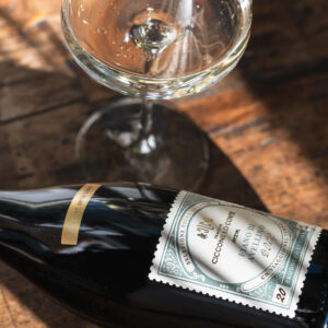 Il Fiano di Avellino DOCG di Ciccone Lo Conte nasce da uve provenienti da un’unica vigna nel comune di Lapio, con viti di circa 20 anni. Nel calice si presenta con un giallo paglierino brillante, attraversato da riflessi dorati. Al naso è ampio e stratificato: l’apertura richiama i fiori bianchi, poi arrivano note di frutta a polpa gialla come pesca e mela, sostenute da una sottile traccia minerale. In bocca unisce freschezza vivace e una sapidità ben calibrata, che danno slancio ed eleganza; la morbidezza del frutto si integra con una lieve sfumatura agrumata, chiudendo su un sorso armonico, equilibrato e di bella precisione. Prodotto in sole 2000 bottiglie numerate per l’annata 2024, questo Fiano di Avellino nasce da vigne a Lapio (AV), uno dei comuni più vocati e storici per questa denominazione.