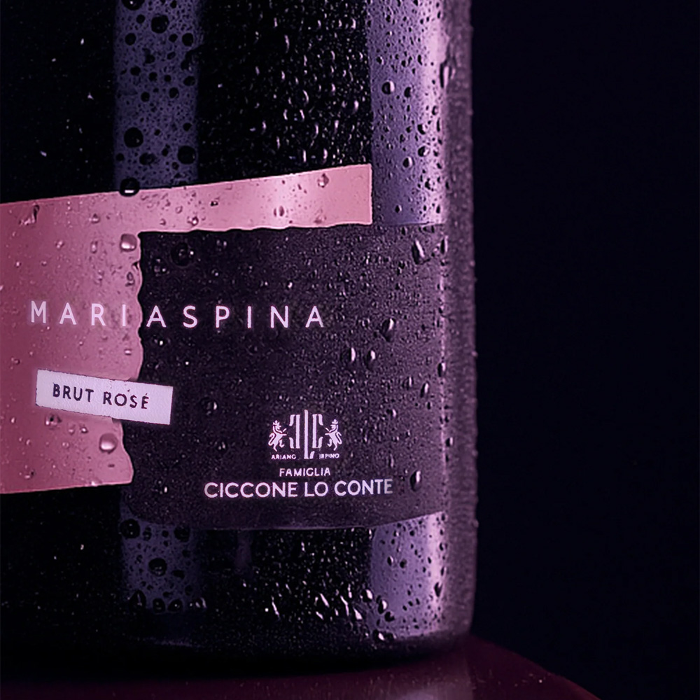 Mariaspina Brut Rosé si presenta di colore rosso ciliegia brillante, con un perlage fine e persistente. Al naso è immediato e invitante, con frutto succoso e fragrante, accompagnato da una delicata sfumatura floreale. Al palato risulta uno spumante di grande struttura, equilibrato, armonico e sostenuto da una bella acidità che regala freschezza e scorrevolezza, chiudendo su piacevoli ritorni fruttati. Prodotto in sole 2666 bottiglie numerate per l’annata in corso, questo Spumante Brut Rosé nasce da uve Aglianico in purezza, ottenute da vigne situate ad Ariano Irpino (AV). La varietà Aglianico regala grande struttura e complessità.